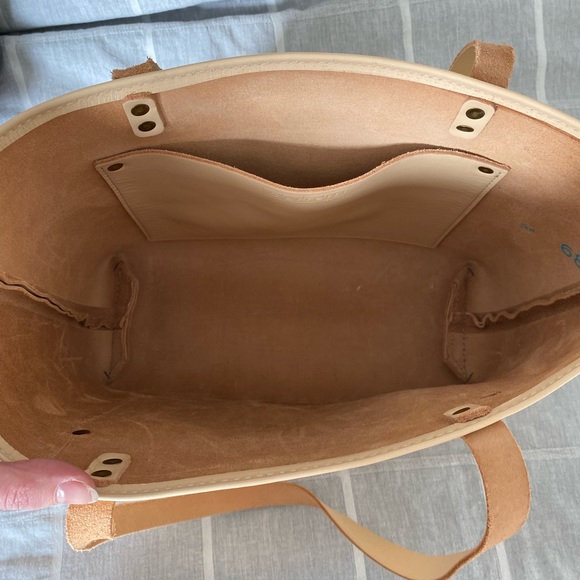 Garrett leather tote bag in sand - Picture 5 of 7